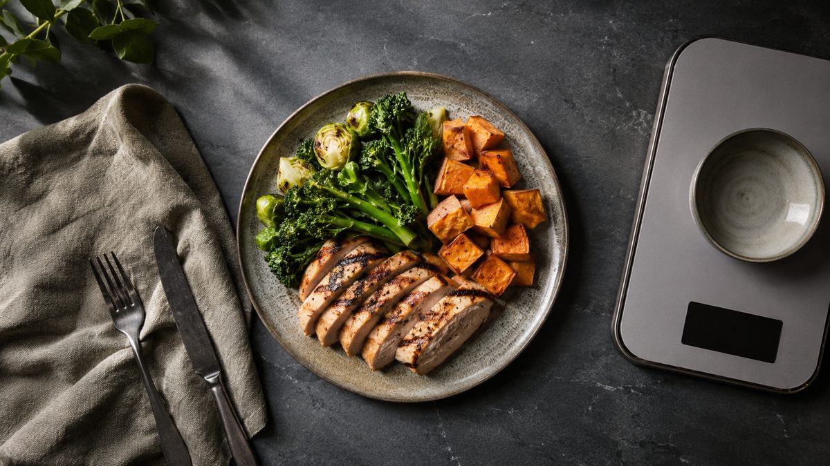 Balanced plate and kitchen scale for a calorie deficit